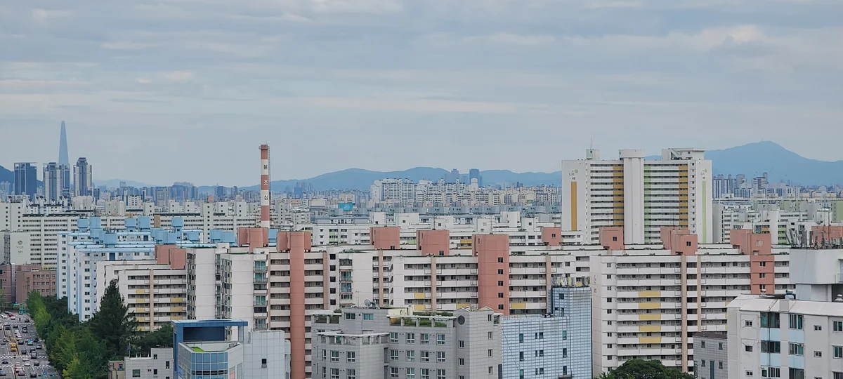한국 아파트 단지 전경 — 동간 거리와 일조 점검 예시