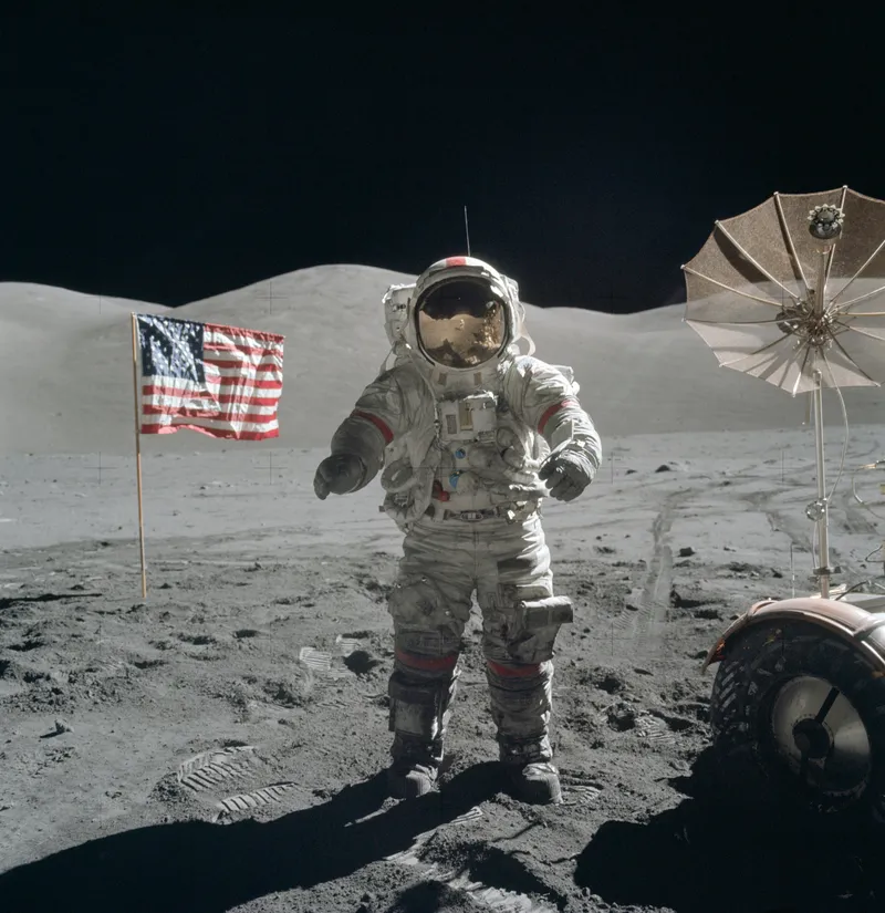 Apollo 17 — 달 하늘 삼각 편대 사진